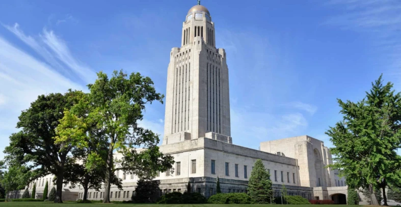 Los legisladores de Nebraska están considerando aumentar significativamente los impuestos sobre los cigarrillos, los cigarrillos electrónicos y otros productos de nicotina. Los legisladores de Nebraska están considerando aumentar significativamente los impuestos sobre los cigarrillos, los cigarrillos electrónicos y otros productos de nicotina.
